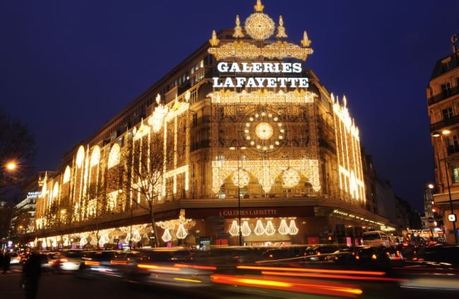Un grand magasin parisien est ouvert ce dimanche à l'approche de Noël, le 07 décembre 2008 à Paris. Même si cet ajournement n'est pas officialisé, il ne fait plus aucun doute que l'examen de la proposition de loi controversée de l'UMP sur le travail dominical, toujours programmé le 11 décembre prochain à l'Assemblée nationale, va être reporté au mieux d'une semaine ou même à 2009. AFP PHOTO BERTRAND GUAY